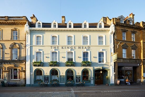 The King’s Head exterior on Market Place in Cirencester